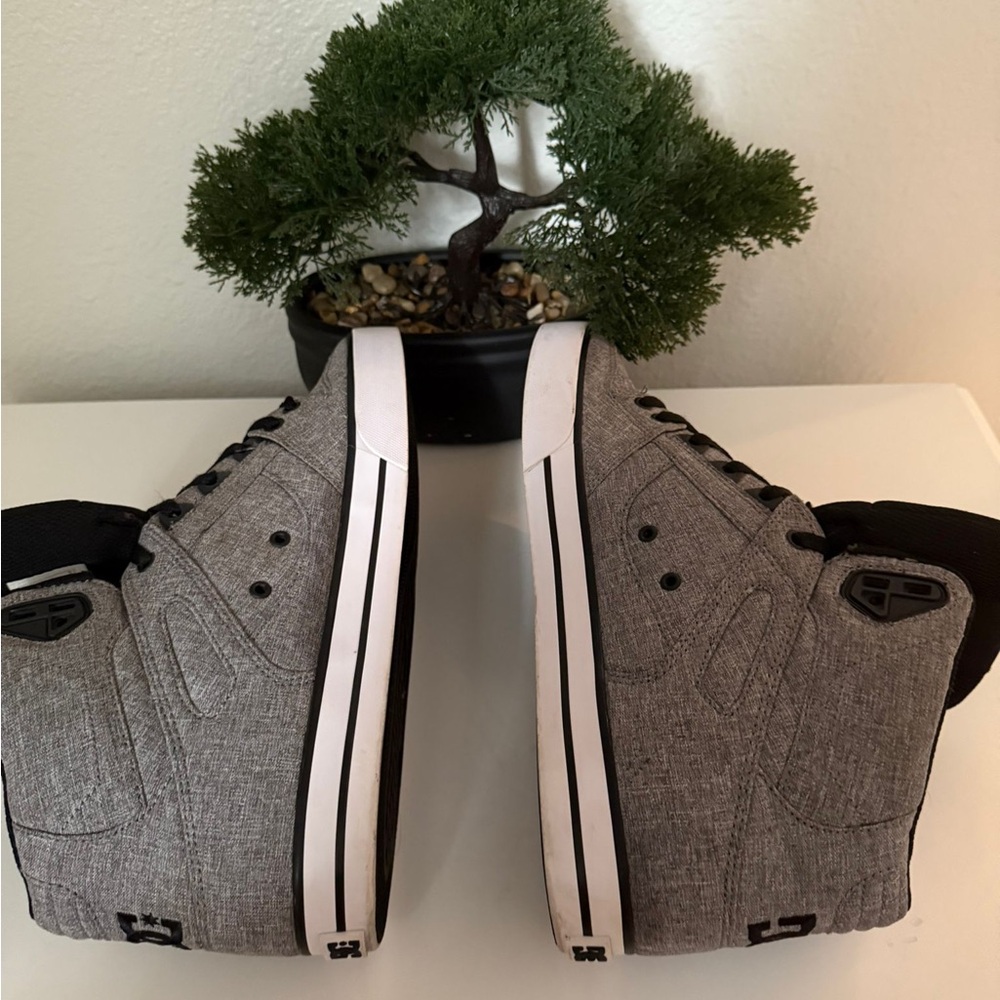 DC men’s Men's Gray High-Top Sneakers - Picture 5 of 7
